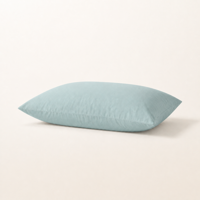 Taie d'oreiller en coton doux vert d'eau, packshot horizontal sur fond blanc chaud, Noctua Paris