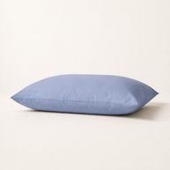 Taie d'oreiller en coton égyptien sateen bleu, packshot horizontal sur fond blanc chaud, Noctua Paris