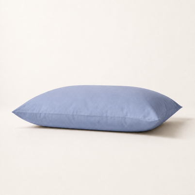 Taie d'oreiller en coton égyptien sateen bleu, packshot horizontal sur fond blanc chaud, Noctua Paris
