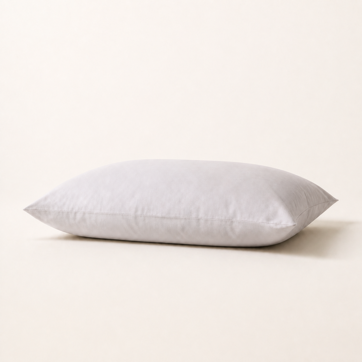 Taie d'oreiller en coton égyptien sateen gris clair, packshot horizontal sur fond blanc chaud, Noctua Paris