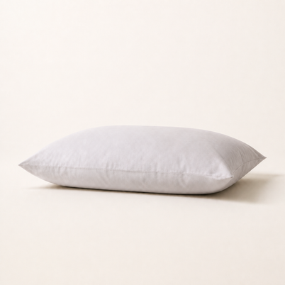 Taie d'oreiller en coton égyptien sateen gris clair, packshot horizontal sur fond blanc chaud, Noctua Paris