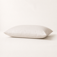 Taie d'oreiller en coton égyptien sateen ivoire, packshot horizontal sur fond blanc chaud, Noctua Paris