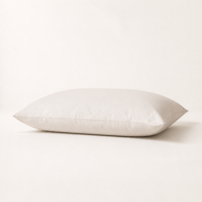 Taie d'oreiller en coton égyptien sateen ivoire, packshot horizontal sur fond blanc chaud, Noctua Paris