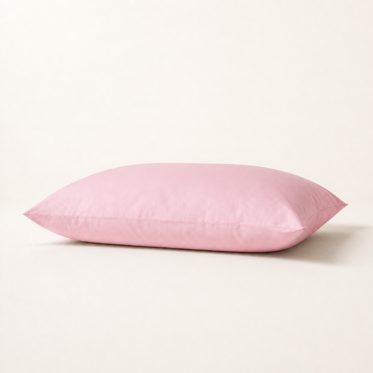 Taie d'oreiller en coton égyptien sateen rose, packshot horizontal sur fond blanc chaud, Noctua Paris