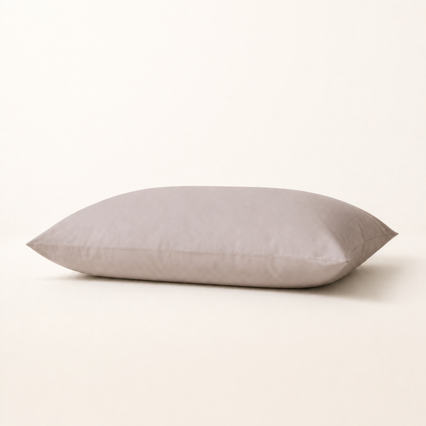 Taie d'oreiller en coton égyptien sateen taupe, packshot horizontal sur fond blanc chaud, Noctua Paris
