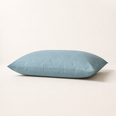 Taie d'oreiller en coton égyptien sateen vert canard, packshot horizontal sur fond blanc chaud, Noctua Paris
