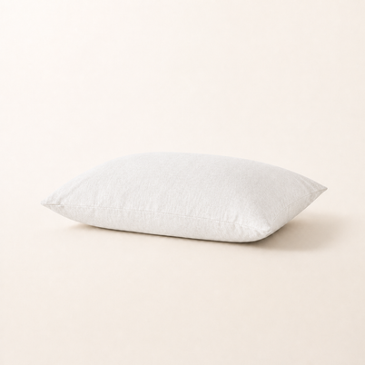 Taie d'oreiller en lin lavé blanc, packshot horizontal sur fond blanc chaud, Noctua Paris
