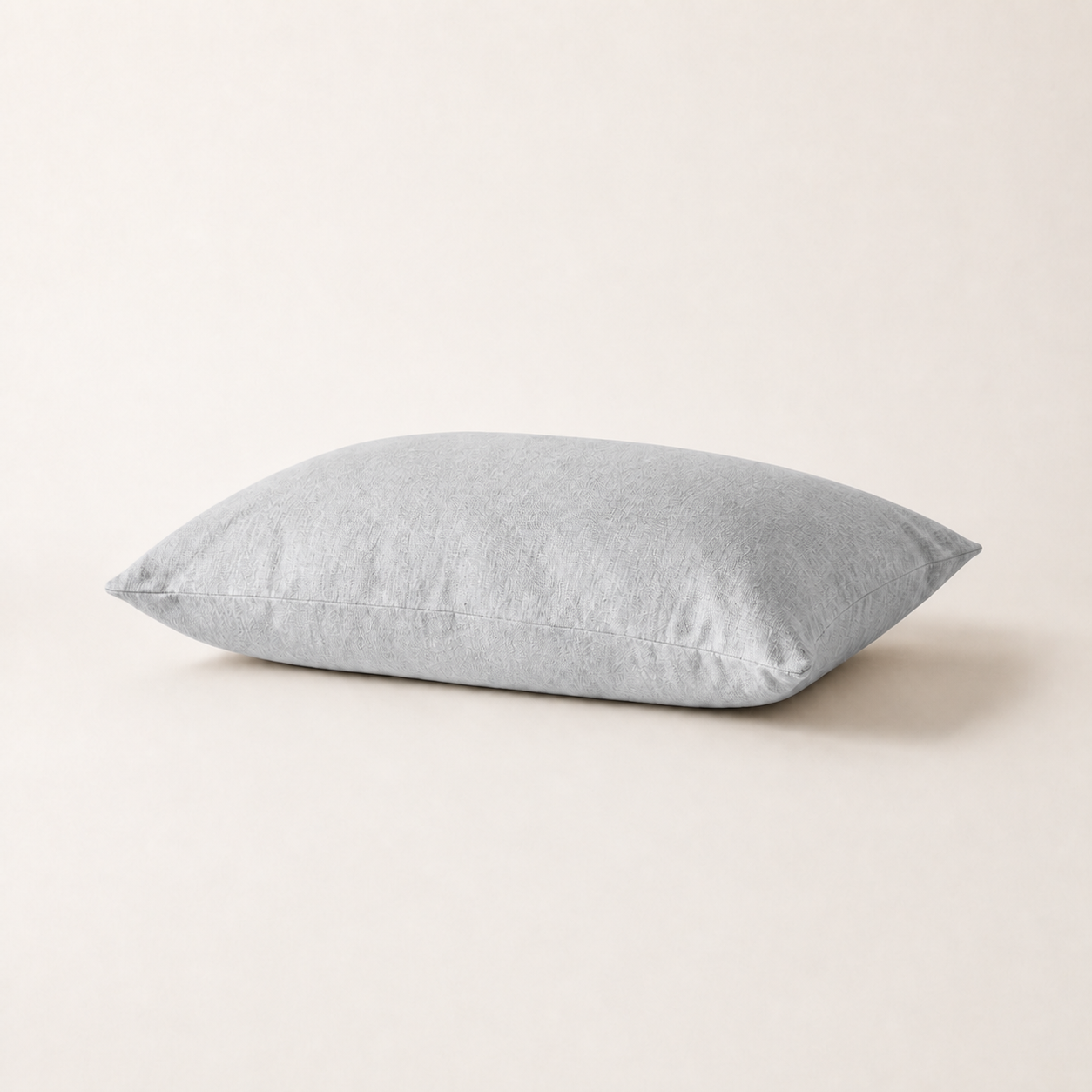 Taie d'oreiller en lin lavé gris perle, packshot horizontal sur fond blanc chaud, Noctua Paris