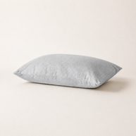 Taie d'oreiller en lin lavé gris perle, packshot horizontal sur fond blanc chaud, Noctua Paris
