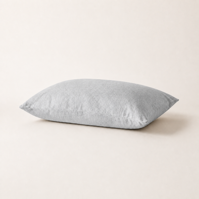 Taie d'oreiller en lin lavé gris perle, packshot horizontal sur fond blanc chaud, Noctua Paris