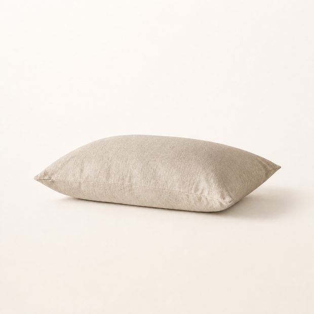 Taie d'oreiller en lin lavé naturel, packshot horizontal sur fond blanc chaud, Noctua Paris