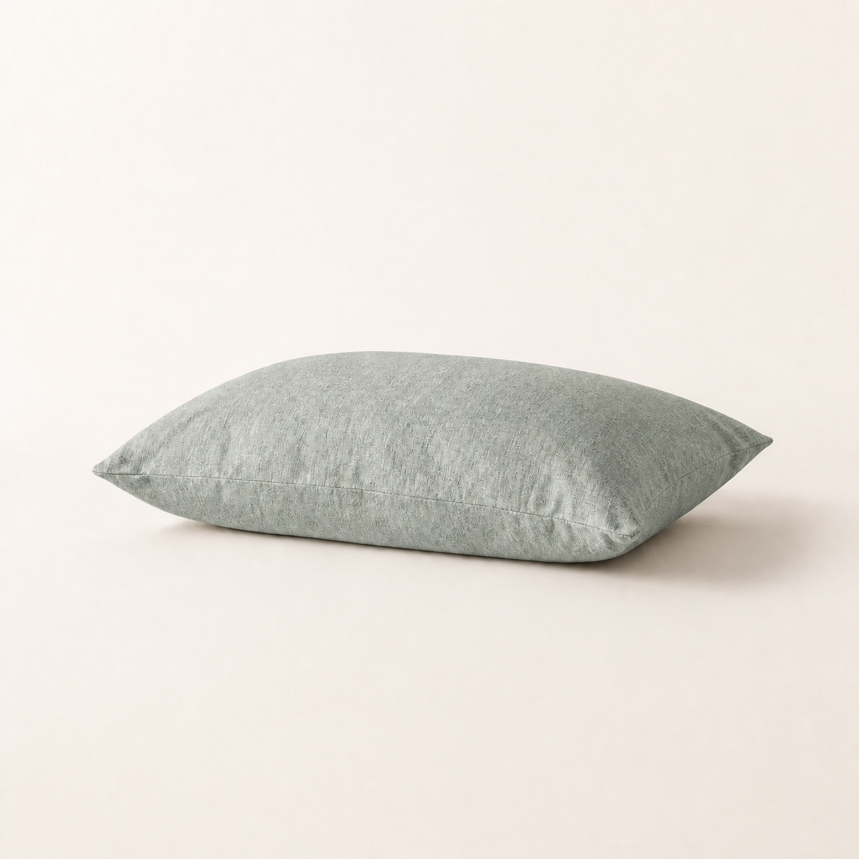 Taie d'oreiller en lin lavé vert sauge, packshot horizontal sur fond blanc chaud, Noctua Paris