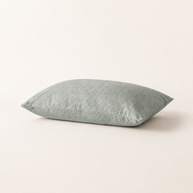 Taie d'oreiller en lin lavé vert sauge, packshot horizontal sur fond blanc chaud, Noctua Paris