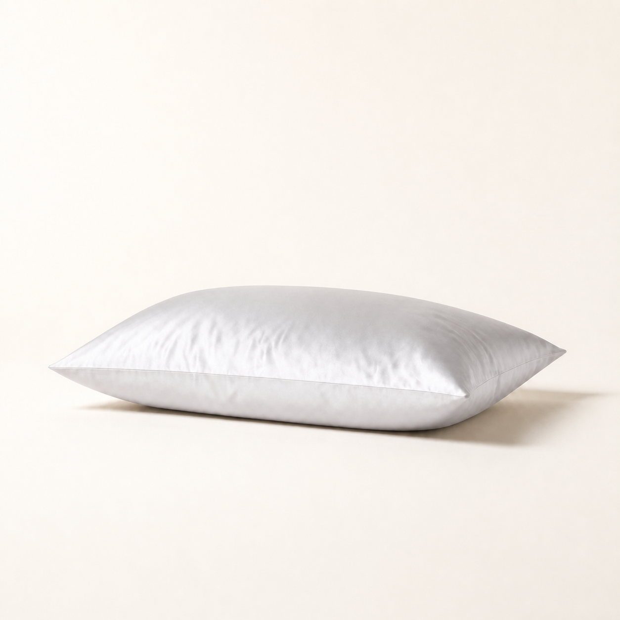 Taie d'oreiller en satin blanc, packshot horizontal sur fond blanc chaud, Noctua Paris