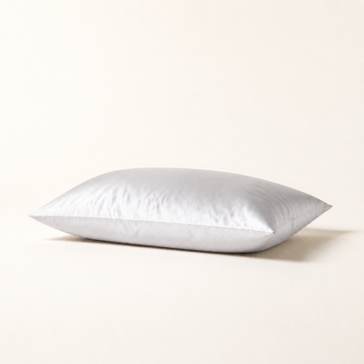 Taie d'oreiller en satin blanc, packshot horizontal sur fond blanc chaud, Noctua Paris