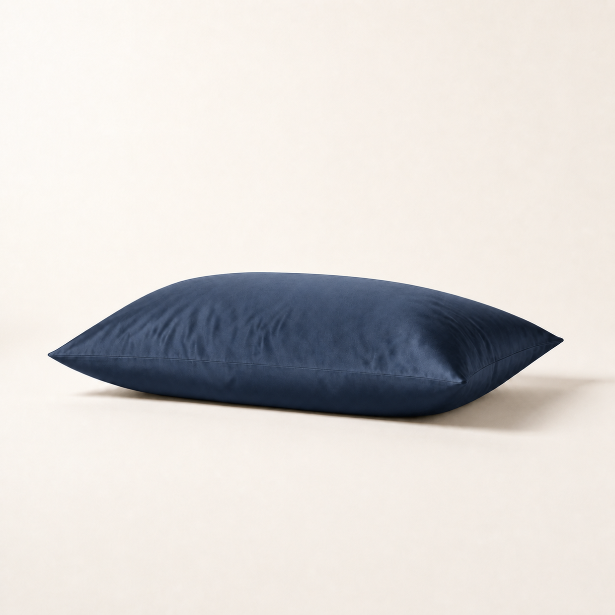Taie d'oreiller en satin bleu foncé, packshot horizontal sur fond blanc chaud, Noctua Paris