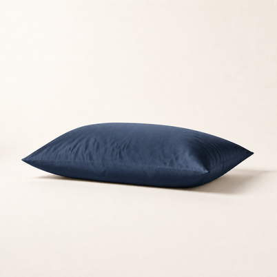 Taie d'oreiller en satin bleu foncé, packshot horizontal sur fond blanc chaud, Noctua Paris