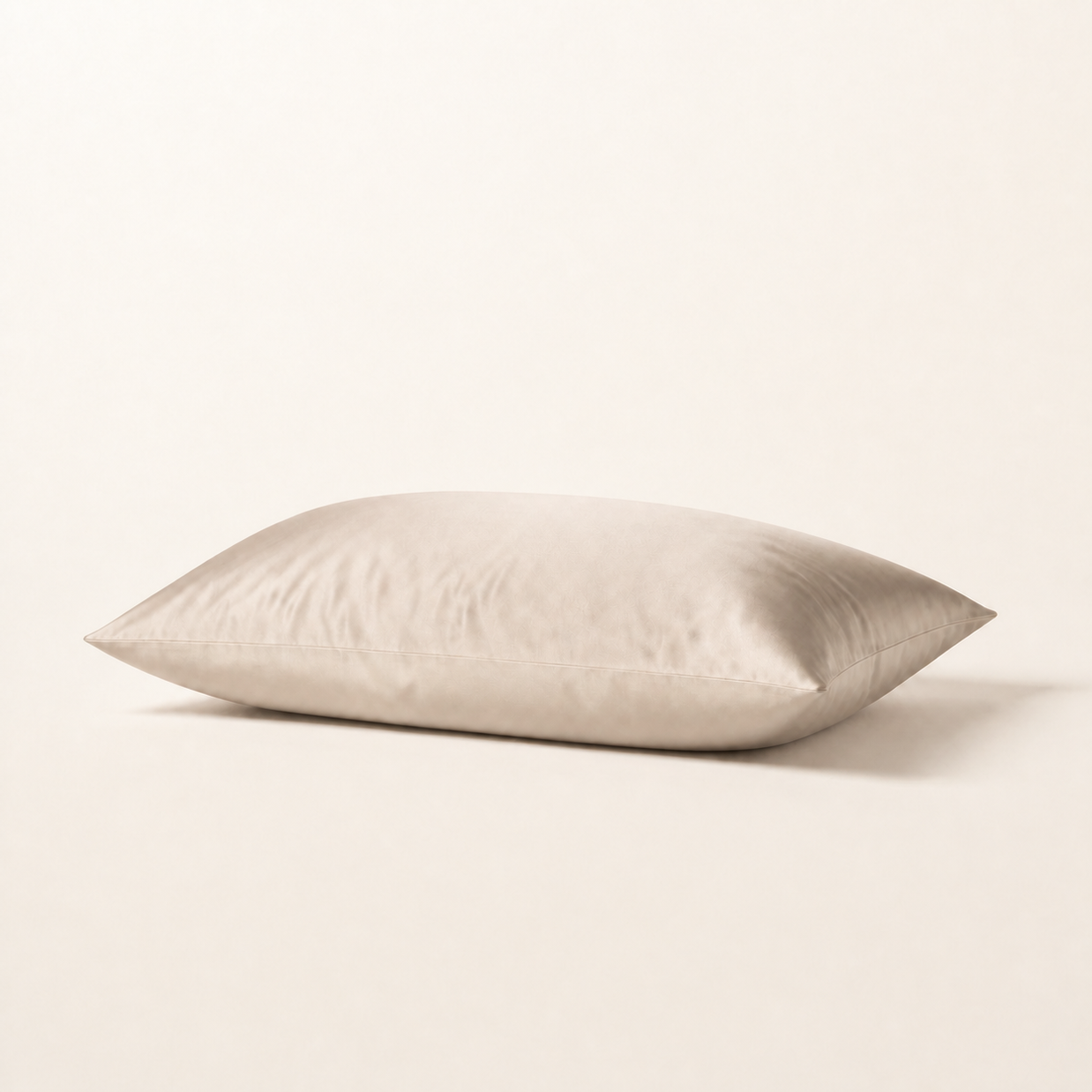 Taie d'oreiller en satin champagne, packshot horizontal sur fond blanc chaud, Noctua Paris