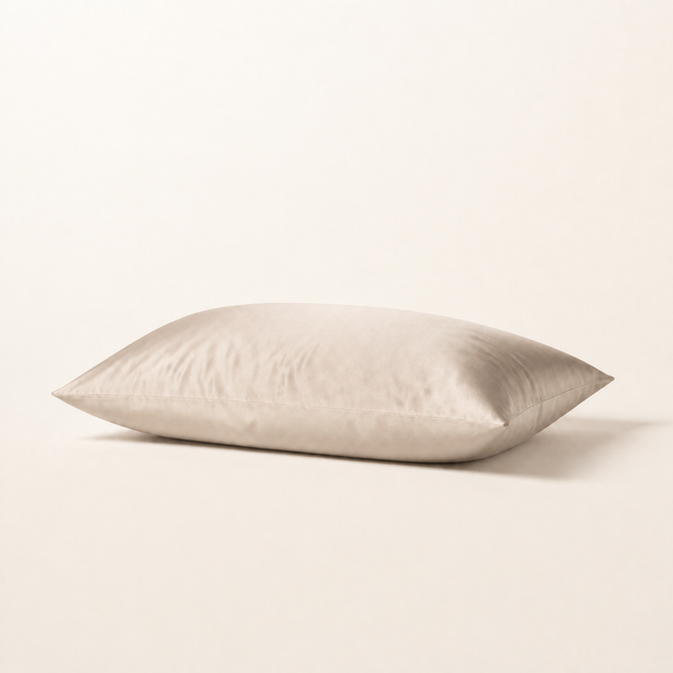 Taie d'oreiller en satin champagne, packshot horizontal sur fond blanc chaud, Noctua Paris