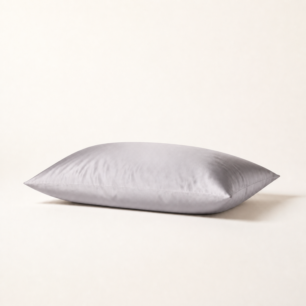 Taie d'oreiller en satin gris argenté, packshot horizontal sur fond blanc chaud, Noctua Paris