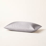 Taie d'oreiller en satin gris argenté, packshot horizontal sur fond blanc chaud, Noctua Paris