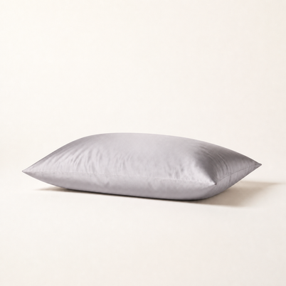 Taie d'oreiller en satin gris argenté, packshot horizontal sur fond blanc chaud, Noctua Paris