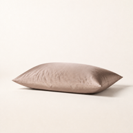 Taie d'oreiller en satin kaki, packshot horizontal sur fond blanc chaud, Noctua Paris