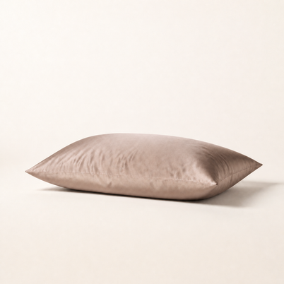 Taie d'oreiller en satin kaki, packshot horizontal sur fond blanc chaud, Noctua Paris