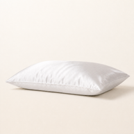 Taie d'oreiller en soie de mûrier 22 momme blanche, packshot horizontal sur fond blanc chaud, Noctua Paris