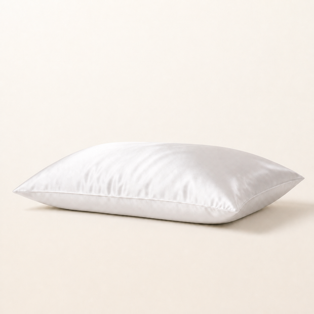 Taie d'oreiller en soie de mûrier 22 momme blanche, packshot horizontal sur fond blanc chaud, Noctua Paris