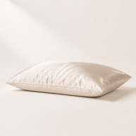 Taie d'oreiller en soie de mûrier 22 momme champagne, packshot horizontal sur fond blanc chaud, Noctua Paris