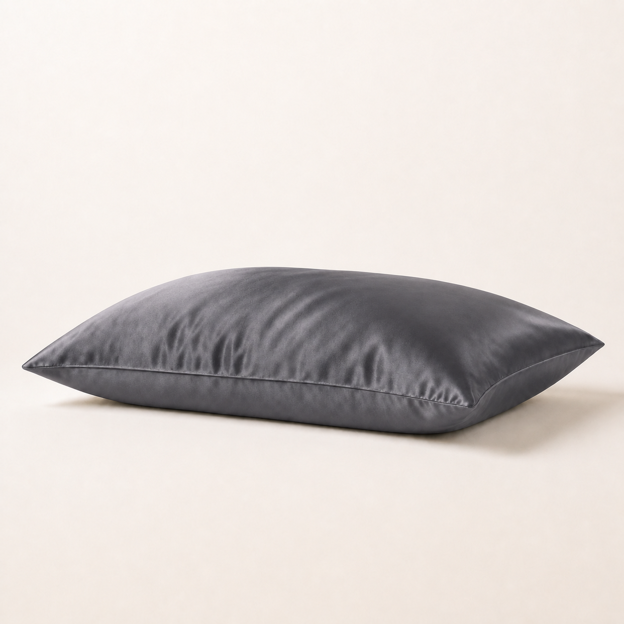 Taie d'oreiller en soie de mûrier 22 momme gris foncé, packshot horizontal sur fond blanc chaud, Noctua Paris