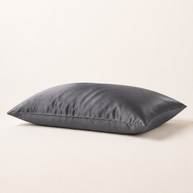 Taie d'oreiller en soie de mûrier 22 momme gris foncé, packshot horizontal sur fond blanc chaud, Noctua Paris