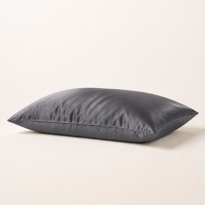 Taie d'oreiller en soie de mûrier 22 momme gris foncé, packshot horizontal sur fond blanc chaud, Noctua Paris