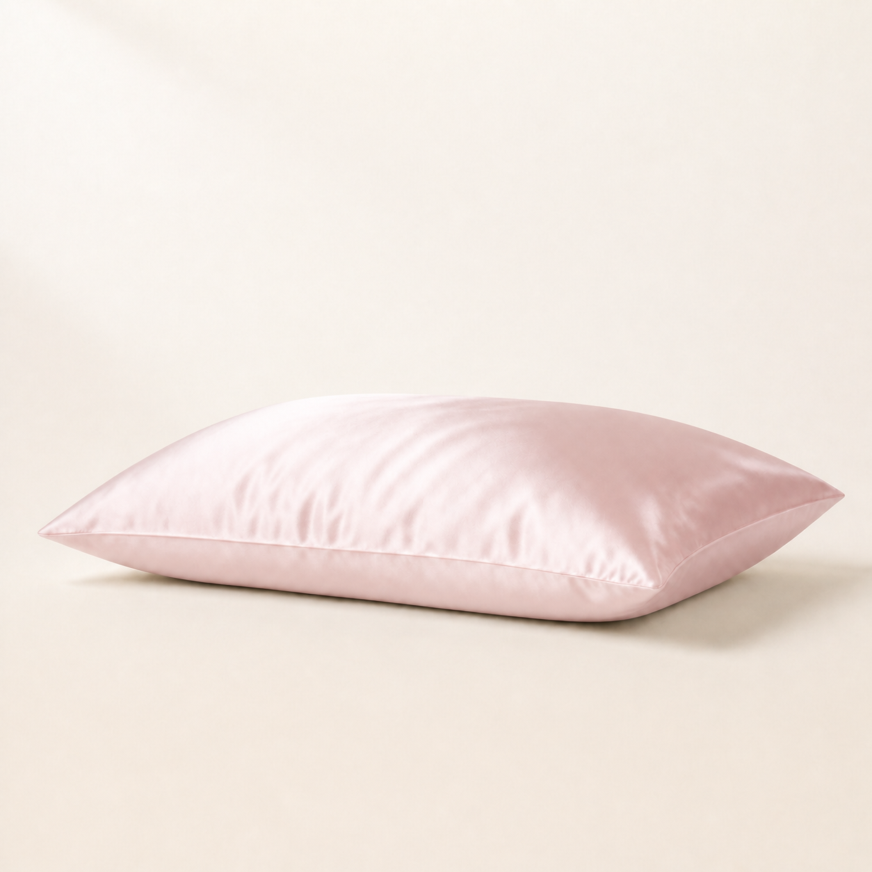 Taie d'oreiller en soie de mûrier 22 momme rose, packshot horizontal sur fond blanc chaud, Noctua Paris